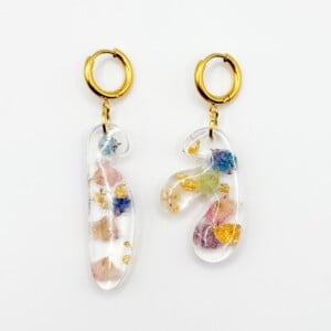 Asymmetrische Kleine Organische Vorm Oorbellen met Echte Bloemen uit Lissabon (Late Bloomers)