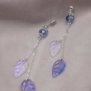 Betoverende glaskralen oorbellen met korenbloem blauw kralen en blaadjes