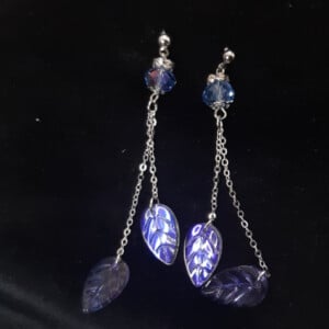 Betoverende glaskralen oorbellen met korenbloem blauw kralen en blaadjes