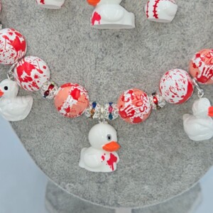 Bloody Duckies, een handgemaakte Halloween ketting.