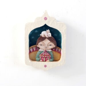 Circusmeisje met Wit Konijn, gelaagde mixed-media schilderij in handgemaakte lijst