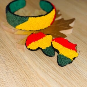 🧵 Punch Needle Haarband – Handgemaakt & Uniek in Rood, Geel, Groen en Zwart