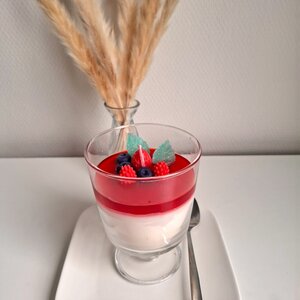 Frambozen panna cotta kaars, met rood fruit, luxe kaars, geurkaars, cadeau