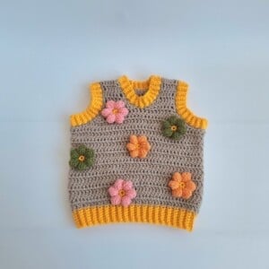 Gehaakt baby vestje | Beige en geel met lichtroze, groene en oranje bloemen