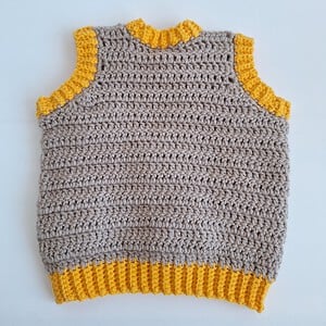 Gehaakt baby vestje | Beige en geel met lichtroze, groene en oranje bloemen