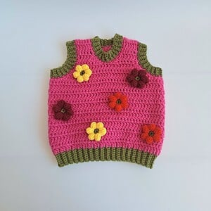 Gehaakt baby vestje | Fuchsia en donkergroen met gele, wijnrode en knalrode bloemen