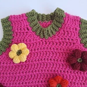Gehaakt baby vestje | Fuchsia en donkergroen met gele, wijnrode en knalrode bloemen