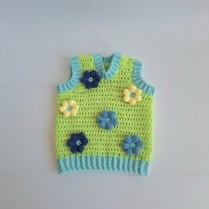 Gehaakt baby vestje | Limoengroen en mintgroen met blauwe bloemen
