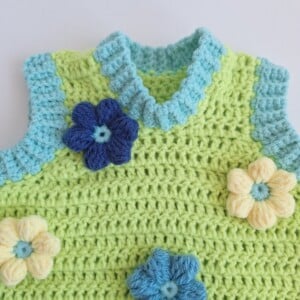 Gehaakt baby vestje | Limoengroen en mintgroen met blauwe bloemen