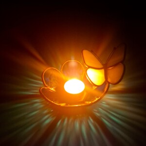 Glas in lood herdenkingslichtje met blauwe vlinder