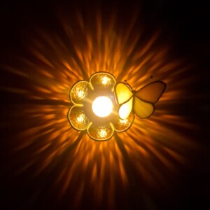 Glas in lood herdenkingslichtje met roze vlinder