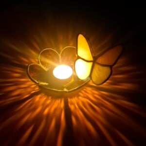 Glas in lood herdenkingslichtje met roze vlinder