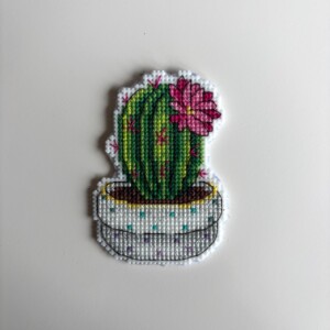 Handgeborduurde magneet cactus