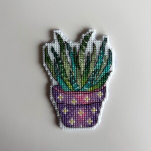 Handgeborduurde magneet vetplantje