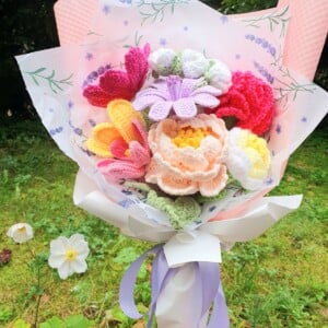 Handgemaakt gehaakte boeket met pioenroos & tulpen – vol kleur en warmte