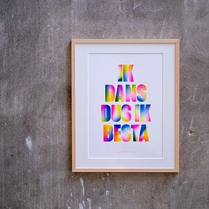 Ik Dans Dus Ik Besta Risoprint Poster met neon kleur