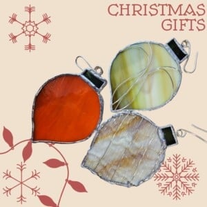 Kerstballen voor de gezellige sfeer in december. Glas in lood/Tiffany