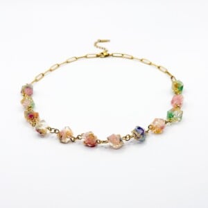 Ketting met Kristalvormige Kralen Gevuld met Echte Bloemen uit Lissabon (Late Bloomers)