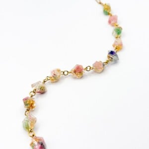 Ketting met Kristalvormige Kralen Gevuld met Echte Bloemen uit Lissabon (Late Bloomers)