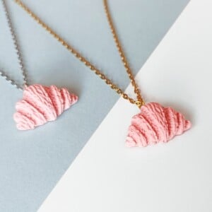 Ketting met met roze croissant