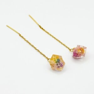 Kristalvormige Mini Threader Oorbellen met Echte Bloemen uit Lissabon (Late Bloomers)