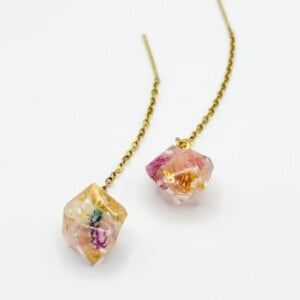 Kristalvormige Mini Threader Oorbellen met Echte Bloemen uit Lissabon (Late Bloomers)