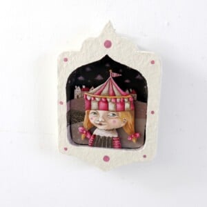 Kunstwerk Meisje met Circus Hoed, gelaagde mixed-media schilderij in handgemaakte lijst