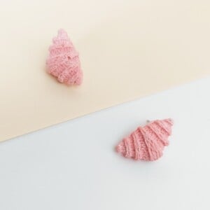 Roze croissant oorbellen
