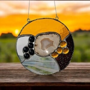 .SOIL,EARTH Natuurlijk agaat verwerkt in Glas in lood/ Tiffany in bruinen