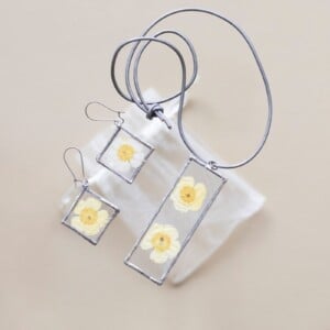 Sieradenset echte bloemen in Glas in lood/Tiffany. Hanger en oorhangers