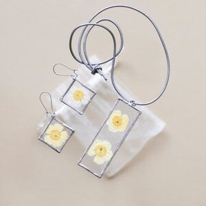 Sieradenset echte bloemen in Glas in lood/Tiffany. Hanger en oorhangers
