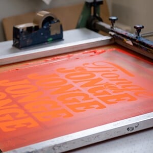 Roze zeefdruk poster met quote - Tjonge Jonge Jonge