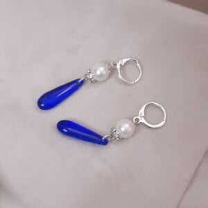 Zachte glans: Handgemaakte oorbellen met glazen en parel kralen