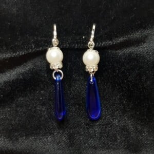 Zachte glans: Handgemaakte oorbellen met glazen en parel kralen