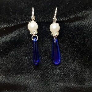 Unieke Blauw hanger en parel oorbellen: Handgemaakt met glazen kralen