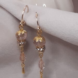 Sierlijke Kralen: Handgemaakte oorbellen met roze glazen kralen