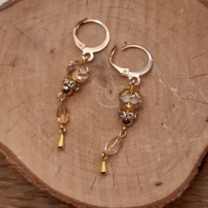 Sierlijke Kralen: Handgemaakte oorbellen met roze glazen kralen