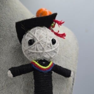 Voodoo dolls met spinnenweb kralen en schedels, een super coole Halloween Ketting. ls