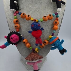Voodoo dolls met spinnenweb kralen en schedels, een super coole Halloween Ketting. ls