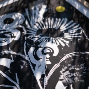 Gelimiteerde zeefdruk van vaas met abstracte bloemen