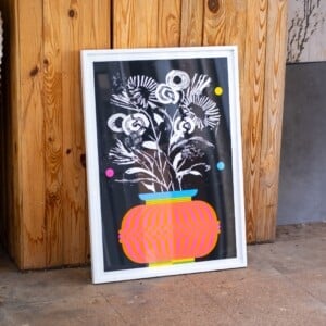 Gelimiteerde zeefdruk van vaas met abstracte bloemen