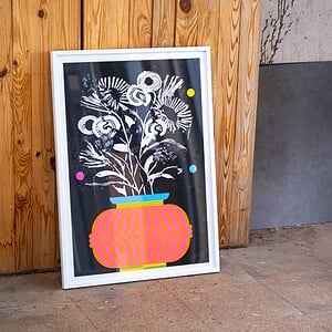 Gelimiteerde zeefdruk van vaas met abstracte bloemen