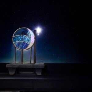 till the moon and back. Glas in lood object op houder