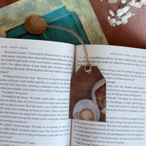 "Brunch" Teamark – Handgemaakte Theezakje-Boekenlegger (Pastel Illustratie, Gerecycled Papier)