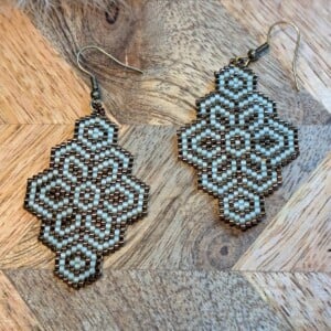 Abstracte Miyuki Oorbellen in Brons en Bleekgroen