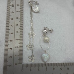 Asymmetrische oorbellen met Swarovski en zoetwater parels