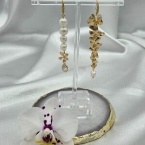 Asymmetrische vergulde oorbellen met zoetwater parels