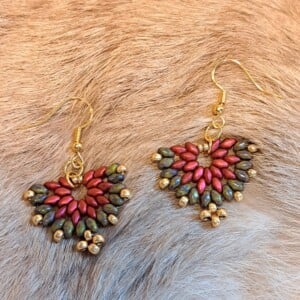 Aurora Red – elegante waaieroorbellen in rood, goud en groen