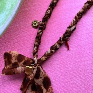 Bandana ketting bruine panterprint met RVS bedels