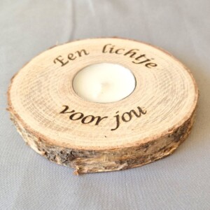 Berken kandelaar met tekst "Een lichtje voor jou"